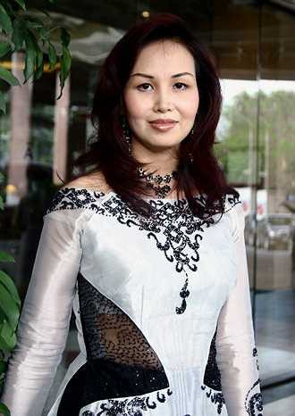 'Ngày Diệu Hoa giành vương miện trong cuộc thi Hoa hậu toàn quốc lần thứ 2 do báo Tiền Phong tổ chức cũng là ngày chàng thanh niên Ấn Độ Maneesh Dane đến Việt Nam. Những nhân viên trong văn phòng đại diện của Công ty JF Trading tại Hà Nội náo nức bàn tán về cuộc thi Hoa hậu. Là một doanh nhân qua lại Thái Lan nhiều lần, Maneesh Dane rất thích các cuộc thi Hoa hậu – mà Thái Lan là một trong những nước tổ chức thi Hoa hậu sớm nhất châu Á.'