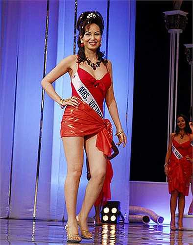 Một sự bắt đầu thường tình như mọi sự bắt đầu khác. Người viết bài này bỗng nhớ lại đêm cuối cùng cuộc thi Người đẹp các tỉnh phía Bắc (vòng sơ khảo trong cuộc thi Hoa hậu toàn quốc 1992 do báo Tiền Phong tổ chức), ở hàng ghế khán giả ngay sát ban giám khảo có một thanh niên nước ngoài với hàng ria mép làm tăng thêm vẻ mặt cương nghị. Anh vỗ tay liên tục và quay sang hỏi cô phiên dịch điều gì đó.