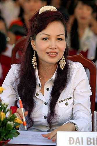 Gia đình Diệu Hoa là một gia đình trí thức, khá giả. Bố Diệu Hoa, ông Nguyễn Văn Vỹ lúc đó đang làm tham tán công sứ Việt Nam tại Pháp. Diệu Hoa lúc bấy giờ cũng đang làm cho một hãng nước ngoài, thu nhập cũng khá. Chính những suy nghĩ đó đã giúp tôi xua tan nỗi băn khoăn. 