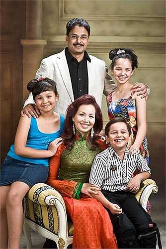 Rồi lễ cưới của Diệu Hoa được tổ chức tại Khách sạn Thắng Lợi. Trong tiếng nổ sâm banh, cô dâu chú rể thật hạnh phúc và đẹp đôi giữa những lời chúc tụng của bạn bè.