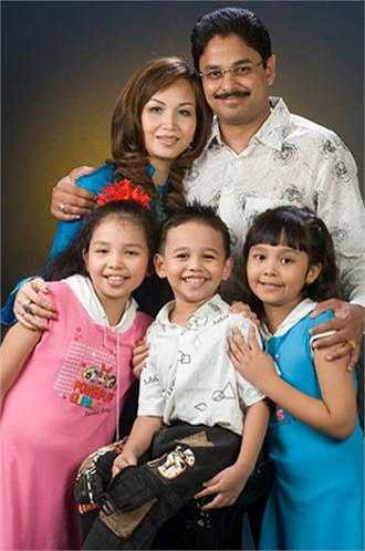 Khi Diệu Hoa đoạt vương miện Hoa hậu, ông Vỹ là tham tán đại sứ Việt Nam tại Pháp. Mẹ Diệu Hoa là bà Đặng Nguyệt Bích lúc còn là nữ sinh nổi tiếng xinh đẹp ở trường. Bà học Y, sau này là bác sĩ nhi khoa làm việc tại Bệnh viện nhi Thụy Điển. Anh trai Diệu Hoa là Nguyễn Thanh Hải - kỹ sư Hóa học, tốt nghiệp đại học ở Liên Xô (cũ).