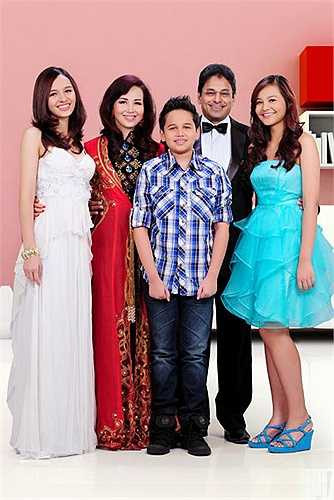 Hầu hết các Hoa hậu Việt Nam khi đoạt vương miện đều ở tuổi 17, 18. Riêng Nguyễn Diệu Hoa, khi cô đăng quang Hoa hậu đã ngoài 21.