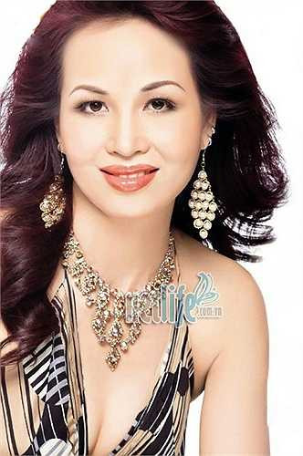 Năm 2007, Diệu Hoa nhận bằng thạc sỹ do chính công chúa Thái Lan trao sau khi bảo vệ xuất sắc luận án. Diệu Hoa được tổ chức kỷ lục Guiness Việt Nam trao kỷ lục là 'Hoa hậu Việt Nam biết nhiều ngoại ngữ nhất'.