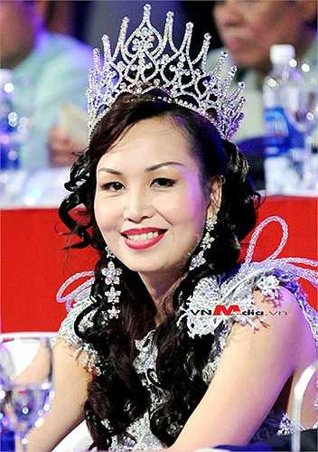 Diệu Hoa biết 5 thứ tiếng, cô thông thạo tiếng Nga, tiếng Anh, tiếng Pháp và nói được tiếng Ấn Độ, Thái Lan.