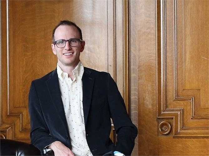 Joe Gebbia. (Tổng tài sản 3 tỷ USD). Joe Gebbia từng gặp nhiều thất bại trong kinh doanh trước khi sáng lập Airbnb - một nơi giao dịch mua/ bán chỗ ở online. Mới đây, Airbnb được định giá 25 tỷ USD và mang lại cho Gebbia nguồn lợi nhuận kếch xù 