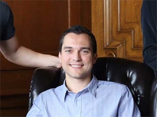 Nathan Blecharczyk. (3 tỷ USD - 32 tuổi) Nathan từng làm việc tại Microsoft với vị trí Quản lý sản phẩm. Anh đã 'tập tọe' mã hóa từ tuổi 12 và đây là tiền đề để anh sáng lập một công ty công nghệ sau này