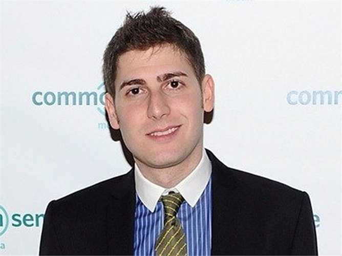 Eduardo Luiz Saverin (5,3 tỷ USD - 33 tuổi). Tỷ phú 33 tuổi từng cùng với Mark Zuckerberg sáng lập mạng xã hội FaceBook. Hiện nay, tuy không còn làm việc tại đây nhưng Saverin vẫn nắm giữ một lượng cổ phiếu tương đối lớn