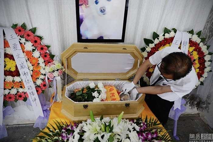 Chi phí cho một đám tang như thế này vào khoảng 500 nhân dân tệ - 9000 nhân dân tệ (khoảng 1,5 triệu đồng - 29 triệu đồng) tùy vào lựa chọn của khách hàng