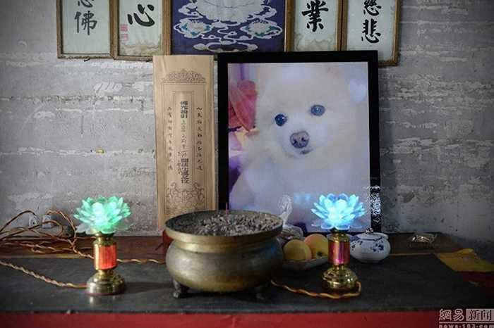 Một bàn thờ nhỏ được dựng lên