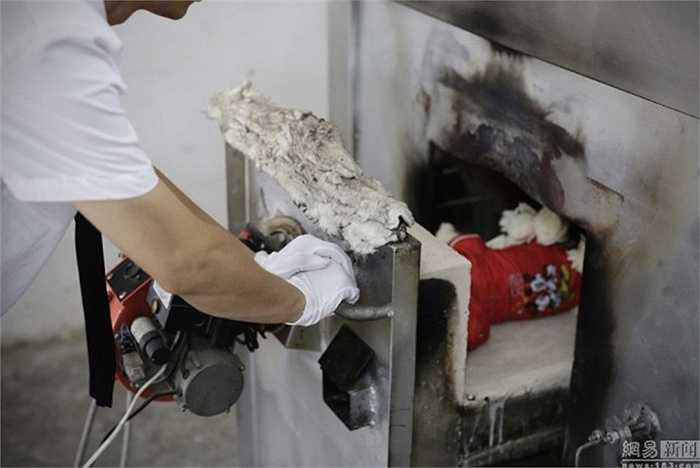Sau khi được thực hiện các nghi thức tang lễ, con vật được đưa vào khu vực hỏa táng