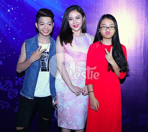 Đồng hành củng Quang Anh trong đêm nhạc còn có ca sĩ nhí Phương Mỹ Chi. Chị Bảy tự tin tạo dáng xì-tin trước ống kính. 