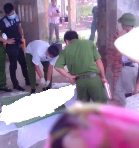 Cơ quan công an đang khám nghiệm tư thi đề điều tra nguyên nhân tử vong (ảnh người dân cung cấp). Cơ quan công an đang khám nghiệm tư thi đề điều tra nguyên nhân tử vong (ảnh người dân cung cấp).