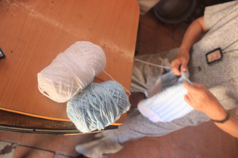 Để có tiền mua len bà phải đi vận động khắp nơi.