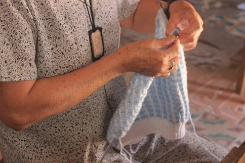 Đôi tay đã nhăn nheo vì tuổi già những công việc ấy chưa dừng lại.