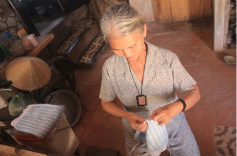 Đôi mắt lem nhem vì tuổi già, bà Bộ vẫn cặm cụi từng mũi kim đan áo.