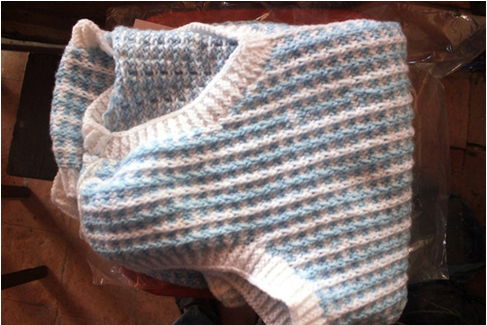 Chiếc áo ấm được hoàn thành do chính bàn tay bà Bộ.