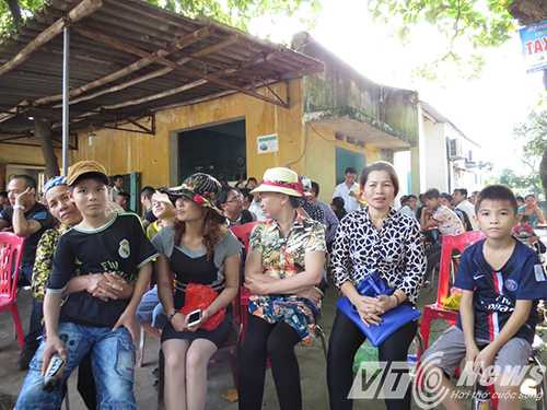 Gia đình chờ đợi đón anh em ông Vươn, ông Quý tại Trại giam Hoàng Tiến (Hải Dương) được đặc xá nhân dịp Quốc khánh 2/9 - Ảnh MK