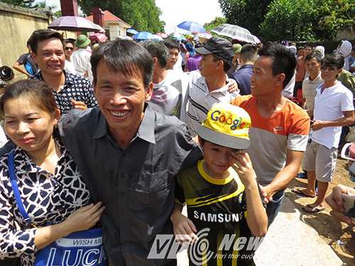 Vợ con ông Vươn mừng vui khôn siết - Ảnh MK