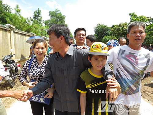 Những cái bắt tay siết chặt của bạn bè ngày anh em ông Vươn được ra tù - Ảnh MK