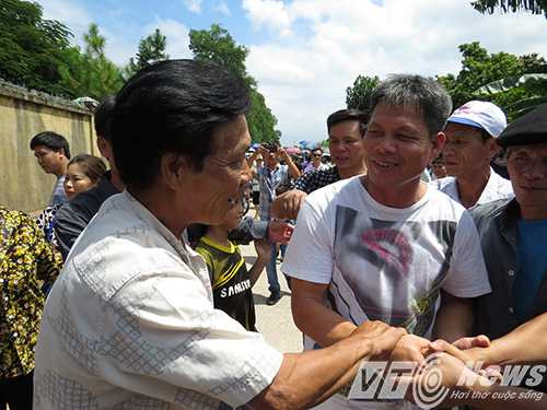 Ông Quý (người đứng giữa) vui mừng trước sự chào đòn nồng nhiệt của người thân và bạn bè - Ảnh MK