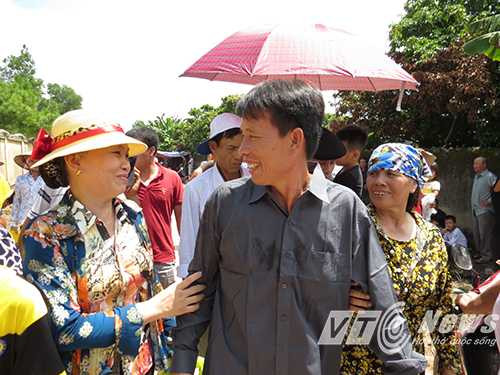 Những nụ cười rạng rỡ của ông Vươn và người thân ngày được đặc xá - Ảnh MK