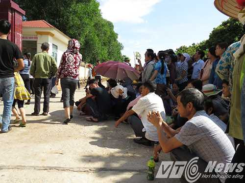 Hàng ngàn người thân của các phạm nhân đã có mặt từ sáng sớm trước cổng Trại giam Hoàng Tiến đến đón người thân được đặc xá tha tù dịp Quốc khánh 2/9 - Ảnh MK