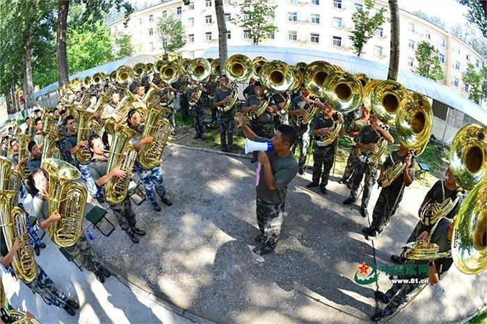 Một góc tập luyện của đội quân nhạc Trung Quốc