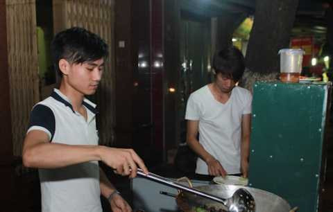 Chỉ bán từ 16h đến 23h mỗi đêm nhưng lượng khách tại quán luôn đông nghịt. Mỗi tối như thế doanh thu của quán nhậu lên tới vài triệu đồng. Chỉ bán từ 16h đến 23h mỗi đêm nhưng lượng khách tại quán luôn đông nghịt. Mỗi tối như thế doanh thu của quán nhậu lên tới vài triệu đồng.