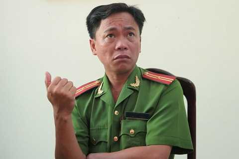 Thiếu tá Ánh đang kể về cuộc đời mình Thiếu tá Ánh đang kể về cuộc đời mình