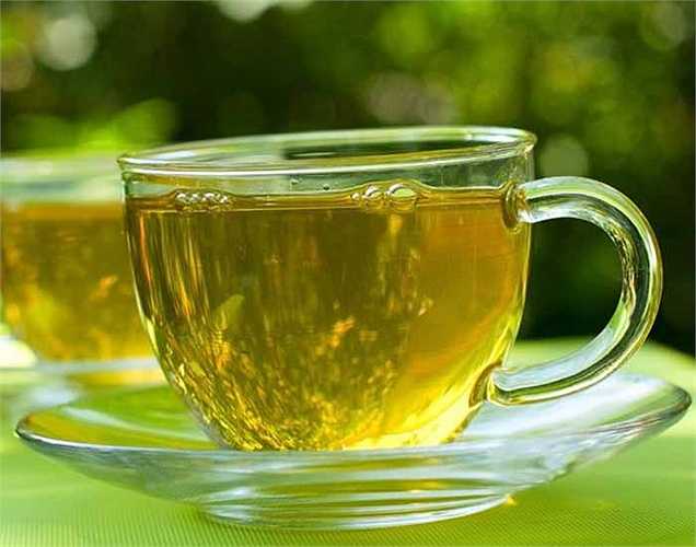 2. Uống một tách trà xanh vào buổi tối trước khi đi ngủ. Đường ruột sẽ được loại bỏ các tạp chất trong đó.