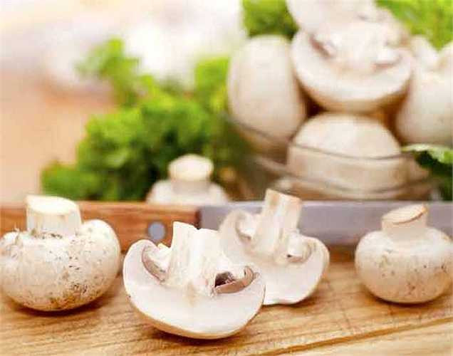 Nguồn vitamin D tốt: Nấm tự nhiên tạo ra vitamin D khi tiếp xúc với ánh sáng mặt trời, nên rất tốt cho sức khỏe của xương. Nấm chứa khoảng 20 % nhu cầu vitamin D hàng ngày.