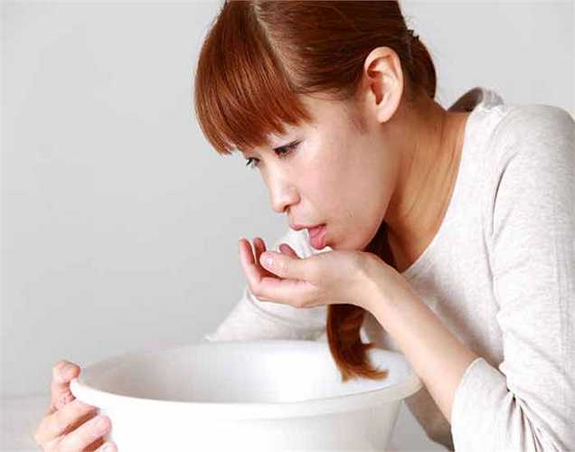 Buồn nôn: Một trong những triệu chứng phổ biến khi uống quá liều vitamin C là buồn nôn.