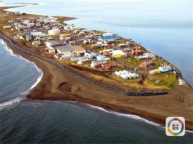Ngôi làng Kivalina thuộc bang Alaska (Mỹ) đang đứng trước nguy cơ chìm xuống đáy biển do tác động của băng từ Bắc Cực tan chảy trong nhiều năm qua