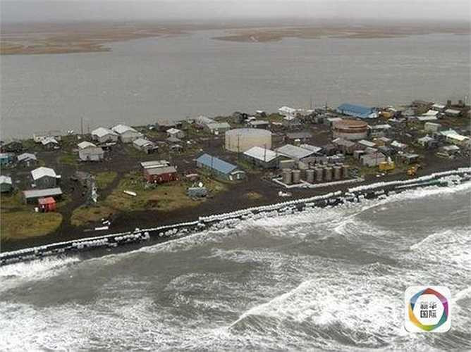 Các cư dân ở đây sống bằng nghề đánh bắt cá, mỗi năm nơi ở của họ bị biển lấn vào vài mét