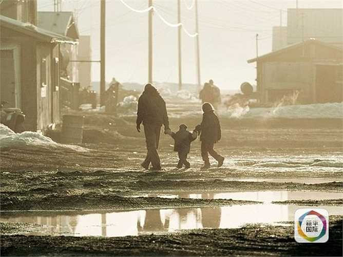 Kivalina nằm trên mực nước biển không đến 2 m. Băng tuyết bao chung quanh hòn đảo gần 8 tháng trong một năm