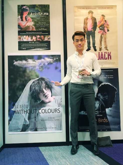 Diễn viên Thanh Tú bên poster phim. 