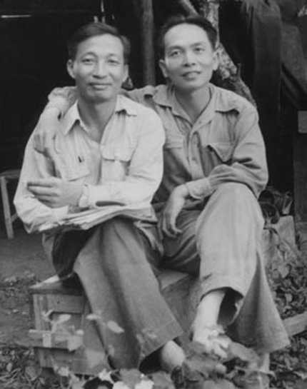 Ông Trần Đăng Ninh (trái) và Đại tướng Võ Nguyên Giáp. 