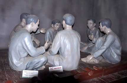 Tượng sáp mô tả chuyện bàn bạc vượt ngục