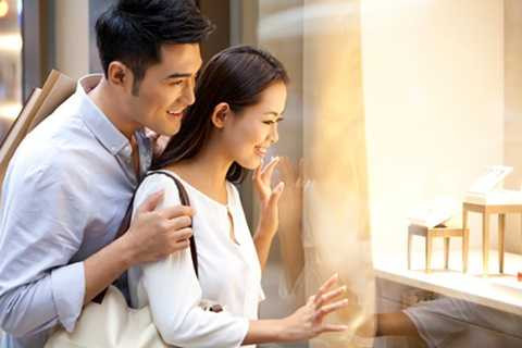 Nhà là để về. Vợ là nhà. Nhà không biết đi. Nhà luôn ở đó. Khi nào nhà mọc chân và biết chạy, thì có lẽ nhà sẽ chẳng còn là nhà nữa. (Gào). Nhà là để về. Vợ là nhà. Nhà không biết đi. Nhà luôn ở đó. Khi nào nhà mọc chân và biết chạy, thì có lẽ nhà sẽ chẳng còn là nhà nữa. (Gào).