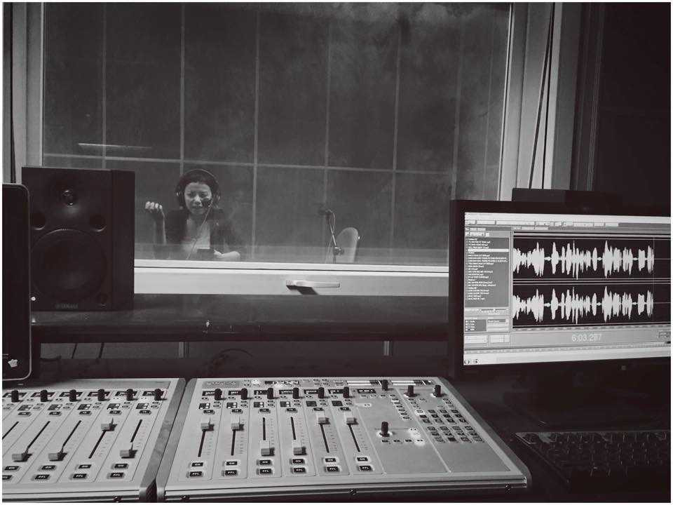 Phương Hiền trong phòng thu