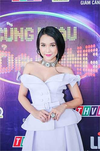 Cô xinh đẹp và tinh tế trong bộ đầm tím khoe vai trần gợi cảm. 