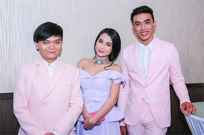 Thời gian vừa qua, trong khi bạn bè là hotboy, hotgirl nổi tiếng xuất hiện dày đặt tại các sự kiện thì hotgirl Sam dường như vắng bóng hoàn toàn sau tin đồn theo chồng bỏ cuộc chơi.