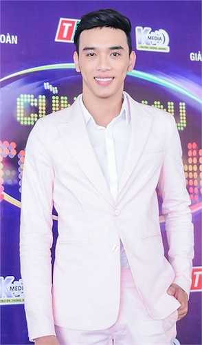 Trưởng nhóm Ô Kìa, diễn viên Thuận Nguyễn nổi bật trên thảm đỏ với chiều cao khủng chuẩn siêu mẫu 1m88.