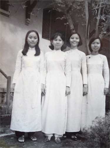 Đồng phục của học sinh Việt vẫn không có nhiều thay đổi mặc dù có nhiều biến chuyển rõ rệt về chính trị, kinh tế và giáo dục. Trong ảnh là đồng phục của nữ sinh trường Trưng Vương được chụp năm 1969.