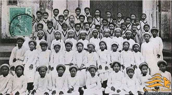 Hình ảnh đồng phục học sinh xuất hiện tại Việt Nam do sự áp dụng hệ thống giáo dục thời kỳ Pháp thuộc. 
