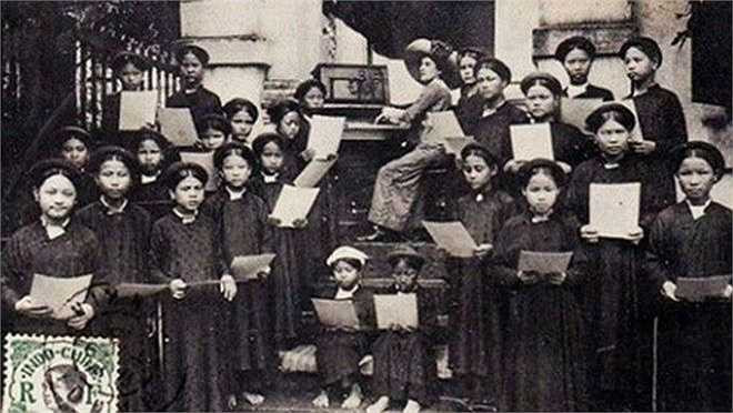 Hình ảnh về những nữ sinh Hà Nội thời Pháp thuộc trong bộ đồng phục khăn đóng áo dài.