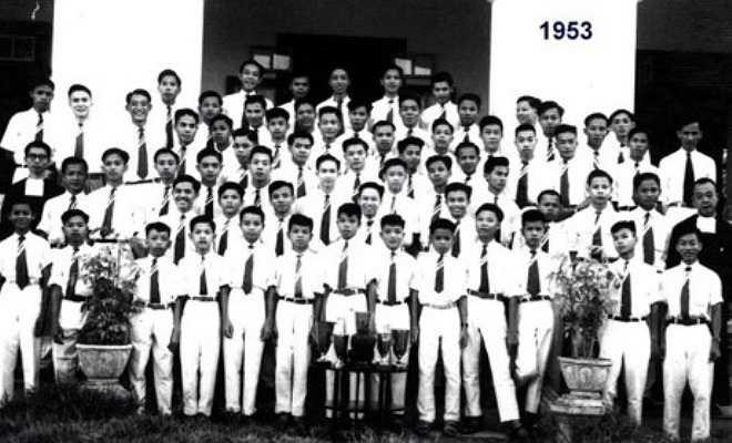 Các nam sinh của một ngôi trường Công giáo những năm 1950. Bộ đồng phục với áo trắng thắt caravat toát lên sự chỉnh chu, nghiêm trang ở mỗi nam sinh.