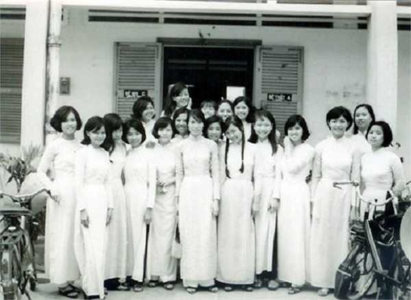 Những nữ sinh thập niên 1970 xinh xắn, hồn nhiên trong đồng phục áo dài trắng.
