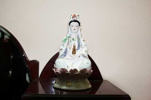 Với góc độ tín ngưỡng và sự tôn kính lễ giáo thì đặt tượng thần, Phật trong phòng ngủ là điều đại kỵ. Với góc độ tín ngưỡng và sự tôn kính lễ giáo thì đặt tượng thần, Phật trong phòng ngủ là điều đại kỵ.