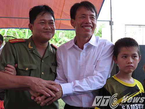 Một cán bộ Công an huyện Tiên Lãng cũng đến chung vui cùng gia đình ông Vươn - Ảnh MK